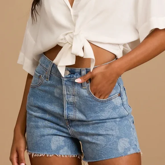 Levi’s Ribcage Denim High Rise Waisted Shorts - Picture 2 of 9